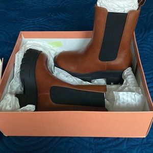 GB Down-Town Leather Chelsea Chunky Lug Sole Platform Booties